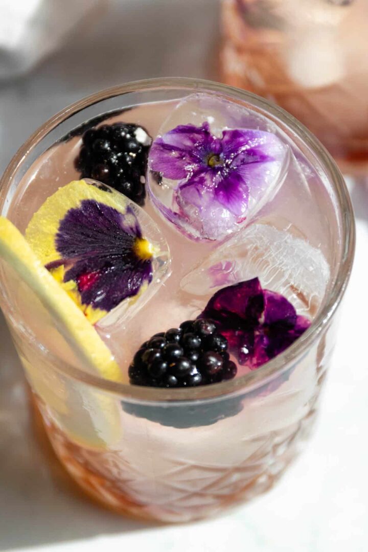 close-up to a glass served with cassis bramble cocktail